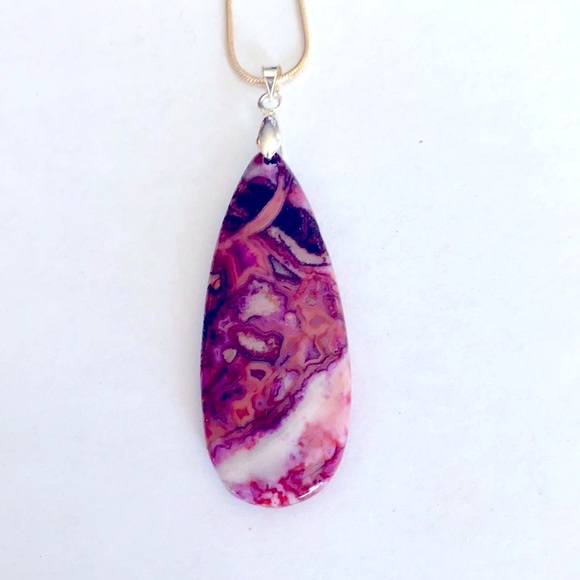 Jewelry - A beautiful teardrop pendant necklace